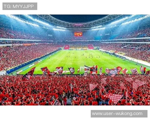 海边的足球场上激情四溢球员们挥洒汗水与梦想的交汇点